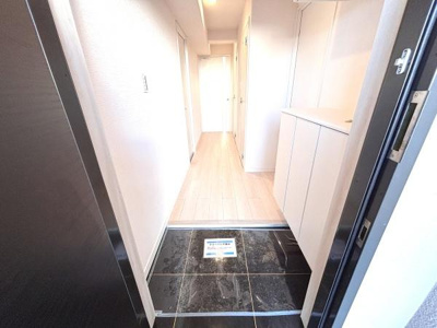 玄関は明るく開放感があり白を基調とした内装がすっきりとした印象です。靴収納スペースも備え付けられており整理整頓しやすい造りになっています。床の色味が空間にアクセントを加え清潔感が感じられます。