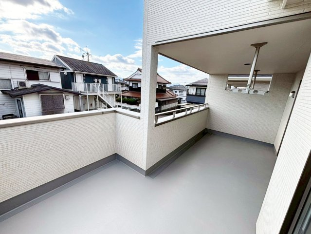 広々したバルコニーは洗濯干しに助かります