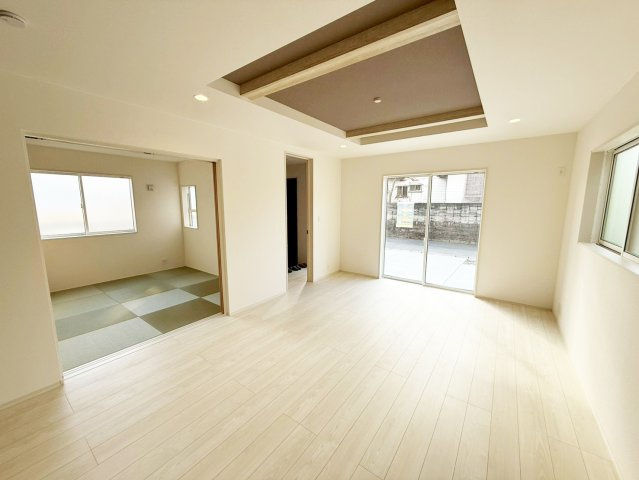 ご家族が集まるリビングダイニングは陽光あふれるあたたかなお部屋