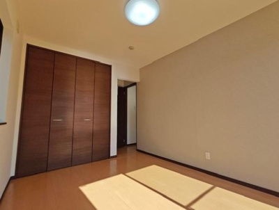 シンプルで使いやすい洋室です。大きな窓から自然光が入り明るい雰囲気が広がります。収納スペースが備わっており整理整頓がしやすいです。温かみのあるフローリングが印象的です。