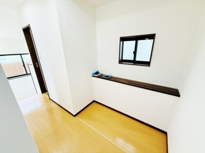 明るいフローリングと白い壁の組み合わせが室内を広く感じさせます。小窓があり採光性にも配慮されています。廊下スペースもゆったりとした設計です。シンプルなデザインで清潔感があります。