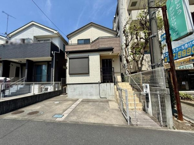 前面道路が広く車両の出し入れがスムーズに行えます。シンプルな外観が落ち着いた雰囲気を演出しています。段差が少なくアプローチもしやすい設計です。周囲の建物ともバランスが取れた敷地です。