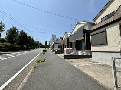 前面道路が広くゆったりとした印象です。歩道が整備されていて安心感があります。周囲の住宅もきれいに並んでおり統一感が感じられます。すっきりとした景観が魅力です。
