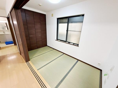 畳が敷かれた和室が広がり落ち着いた印象の空間です。大きな窓があり採光も確保されています。収納スペースも充実しているのですっきりとした室内に保てます。