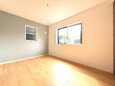 シンプルで使いやすい収納スペースが設けられています。扉を開ければ中が一目で見渡せる設計です。部屋全体も明るく収納部分がすっきりとしています。収納の活用でお部屋を広々と使えます。