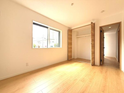 天井が斜めになっている独特の空間が特徴のロフトです。落ち着いた木目調のフローリングが広がっています。ダウンライトが設置されており明るい印象です。手すり付きで安全性にも配慮されています。