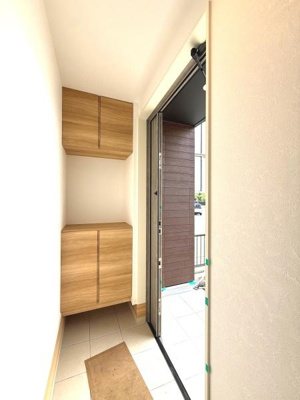 落ち着いた色合いの外観が特徴的な住宅です。敷地内にはゆとりあるスペースが確保されています。隣地には緑が多く周辺環境も良好です。建物は新しさを感じるデザインです。