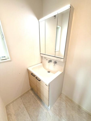 窓付きの浴室で自然光が入りやすく明るい空間になっています。ゆったりとした浴槽が設置されており快適な入浴時間を過ごせます。清潔感のある内装でバスルームがすっきりとしています。