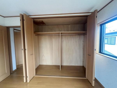 大容量の収納スペースが確保されています。仕切り付きで整理整頓がしやすい設計です。使い勝手の良い両開き扉を採用しています。高い位置にも棚が設置され収納力を高めています。