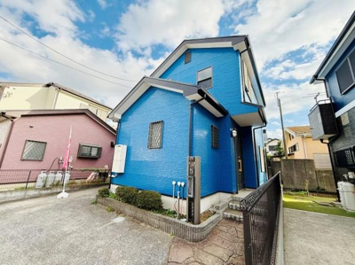 駐車場が建物のすぐそばに配置されており車の出し入れがしやすい環境です。周囲はフェンスで仕切られているため区画が明確です。日差しや雨にも影響されにくい立地に感じられます。