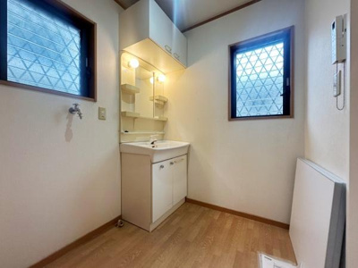 採光性のある窓が配置され明るい印象の洗面所です。収納スペースも確保されており整理整頓しやすいです。洗面台の照明がしっかりしているため快適に使用できます。