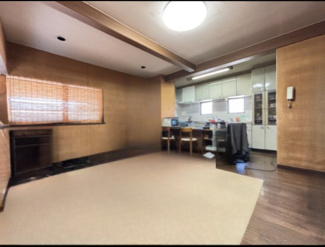 家族憩いのリビングは、TVやソファを置くにも十分なスーペースがございます。※家具消し加工をしております。