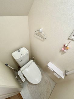 1階トイレ：1、2階の2カ所にトイレがございます。手すり・トイレットペーパーホルダー・タオルリング付きです。
