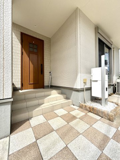 毎日を優しく迎える家の顔。温かなタイル調の玄関スペースは帰るたびにほっとする毎日にしてくれます。