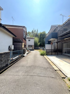 大きな通りから入ったところにあり、静かで穏やかな環境です。