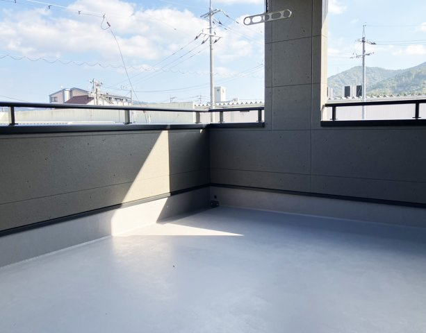 広々したバルコニーは洗濯干しに助かります