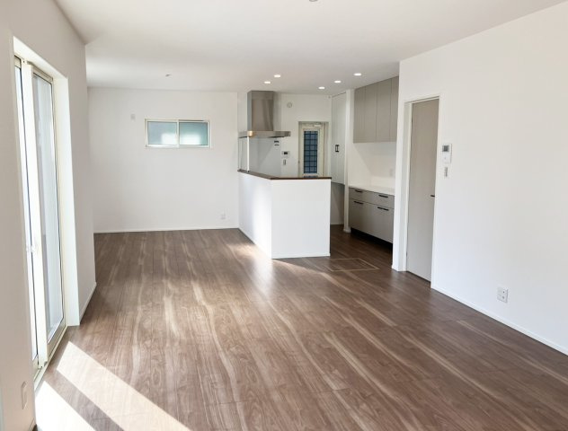 ご家族が集まるリビングダイニングは陽光あふれるあたたかなお部屋