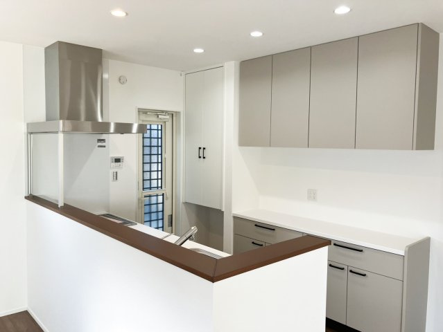 対面キッチンなので、調理や洗い物をしながらリビングダイニングを見渡せます。