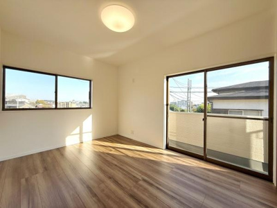 大きな窓からたっぷりと自然光が差し込み明るく開放的な洋室です。ナチュラルなフローリングが落ち着いた雰囲気を演出します。シンプルな内装でインテリアのアレンジも楽しめます。