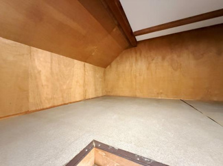 天井までしっかりとスペースが確保された収納です。奥行きがありさまざまな物をまとめて収納できます。シンプルな内装で整理整頓しやすいのが特徴です。木目調の温かみある雰囲気もポイントです。