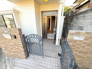 ゆったりとしたアプローチが特徴の玄関です。タイル敷きでお手入れも簡単に行えます。門扉がありプライバシーも確保しやすい造りとなっております。明るい外観が印象的です。