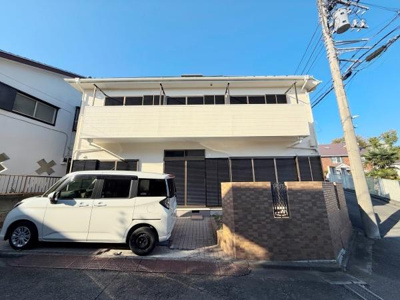 敷地内に駐車スペースが設けられております。車の出し入れがしやすい配置で住宅と一体感があります。周囲の道路もゆとりがあり落ち着いた雰囲気の駐車場です。壁面がありプライバシーにも配慮されています。