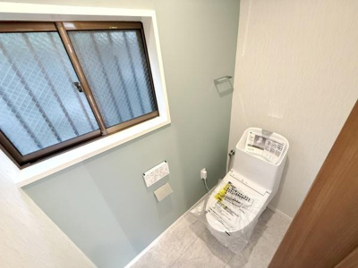 窓付きで換気に配慮されたレイアウトです。シンプルな内装が明るい印象を与えます。壁リモコンタイプで操作も便利です。清潔感のある空間が整っています。