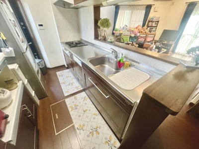 開放的なキッチンカウンターがありリビングとの一体感を感じられます。広々とした作業スペースは日々の調理がしやすいです。収納も豊富でキッチン周りがすっきりと片付きます。