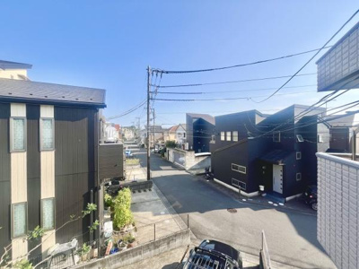 広がりのある景色が広がる眺望です。通りが直線的で見通しが良く開放感を感じやすい眺望です。周囲の住宅街の落ち着いた雰囲気が伝わってきます。晴れた日の青空とともに街並みを見渡せる点が魅力です。