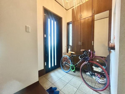 明るい色合いの外観が印象的です。広々とした前面スペースが開放感を演出しています。植栽の配置が整っており清潔感があります。窓が多く採光も期待できる造りです。玄関へのアプローチもすっきりとしています。