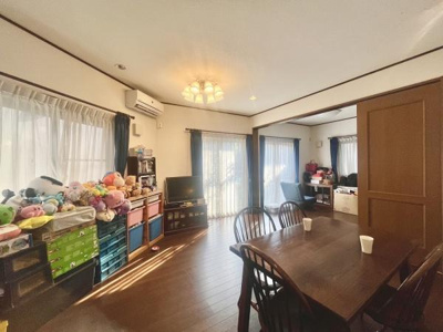 大きな窓から光が差し込むリビングです。木目調の床が温かみを感じさせます。ゆったりとしたスペース設計です。シンプルな内装でアレンジがしやすい空間です。