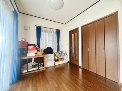 収納力のあるクローゼットが備わっています。落ち着いた色合いのフローリングが印象的です。