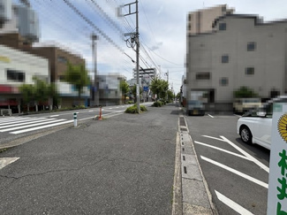 車の出入りもスムーズに可能な広い公道に面しております。