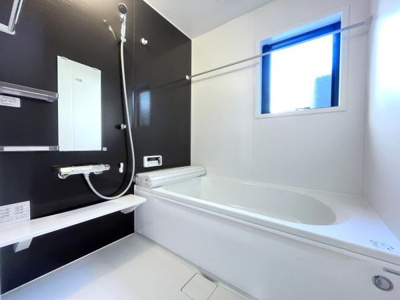 白と黒のコントラストが印象的な浴室です。大きめの窓からは自然光がしっかりと入ります。シンプルで使いやすい設計になっています。