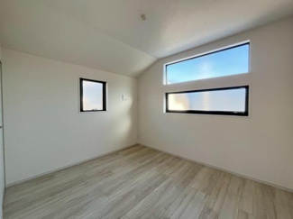 シンプルな内装が印象的な洋室です。窓から光が差し込み明るい空間が広がります。フローリングは清潔感があり使いやすいデザインです。天井が高く開放感のあるお部屋です。