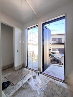 玄関には大き鏡面収納が備わっています。身だしなみの確認もばっちりです。