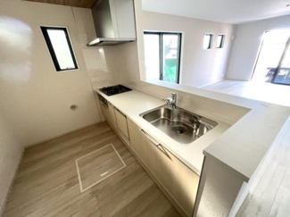 明るい光が差し込むキッチンです。作業スペースが広く使いやすいレイアウトになっています。収納も充実しているので片付けがしやすいです。スタイリッシュなデザインも魅力的です。