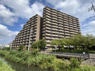 スタイリッシュなデザインの建物です。緑豊かな環境でゆったりとした新生活を始めてみるのはいかがでしょうか。