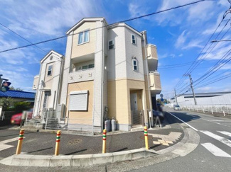 明るい外観が印象的な建物です。角地に位置し開放感があります。前面道路が広く車の出入りがしやすい環境です。建物周辺もすっきりと整えられています。