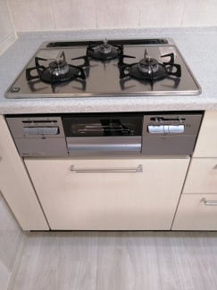 さっとお手入れがしやすいガラストップガスコンロです。※新築購入時の写真です。