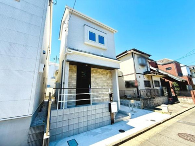 前面道路がすっきりとした印象で周囲の住宅も整然と並んでいます。敷地前には広がりを感じやすい道路幅が確保されています。周辺には落ち着いた住宅が多く静かな雰囲気が漂っています。