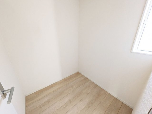 2階には2帖の納戸収納がございます