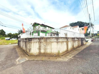 角地に位置しており見通しの良い前面道路が特徴です。敷地がしっかりと囲われており安心感があります。開放的な角地のため風通しや採光も期待できます。周囲には緑も感じられます。