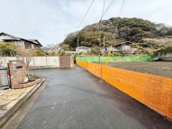 閑静な住宅街の一角に位置し開放感のある周辺環境が魅力です。前面道路が広く車の出入りもしやすい立地です。山の緑を望む自然に囲まれたロケーションです。周囲には落ち着いた雰囲気の住宅が建ち並んでいます。