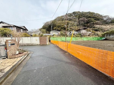 静かな住宅地の一角に位置し周囲には緑が広がっています。道路幅も十分に確保され車の出入りがしやすい環境です。近隣には開放感のある風景も感じられる場所です。落ち着いた雰囲気が魅力的なエリアとなっています。