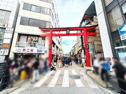 鎌倉の入口小町通り。周辺には飲食店やお店が集まっておりにぎやかな雰囲気を感じられます。観光や散策に便利なエリアです。