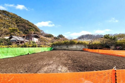 広々とした敷地で周囲には豊かな自然が広がっています。道路に面しておりアクセスも便利です。静かな環境で穏やかに過ごせる場所です。整地も行き届いておりさまざまな用途に対応できそうです。