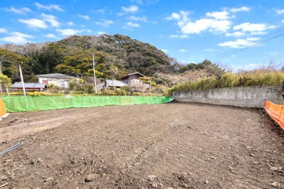 開放感のある広々とした敷地が魅力です。周囲には自然を感じられる環境が広がっています。道路に面した立地でアクセスも良好です。住宅や建築計画にも柔軟に対応できそうです。