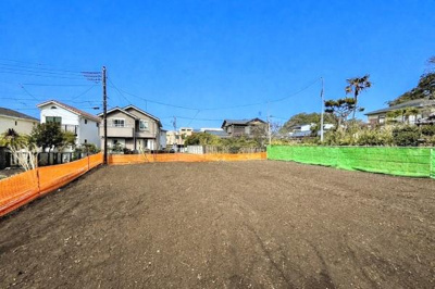 整地された広々とした土地で開放感があります。周囲には住宅が立ち並び落ち着いた雰囲気です。陽当たりも期待できる環境に位置しています。敷地の形状が使いやすく様々なプランに対応可能です。