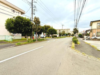 道路が広々としており車の通行や歩行にもゆとりが感じられます。。